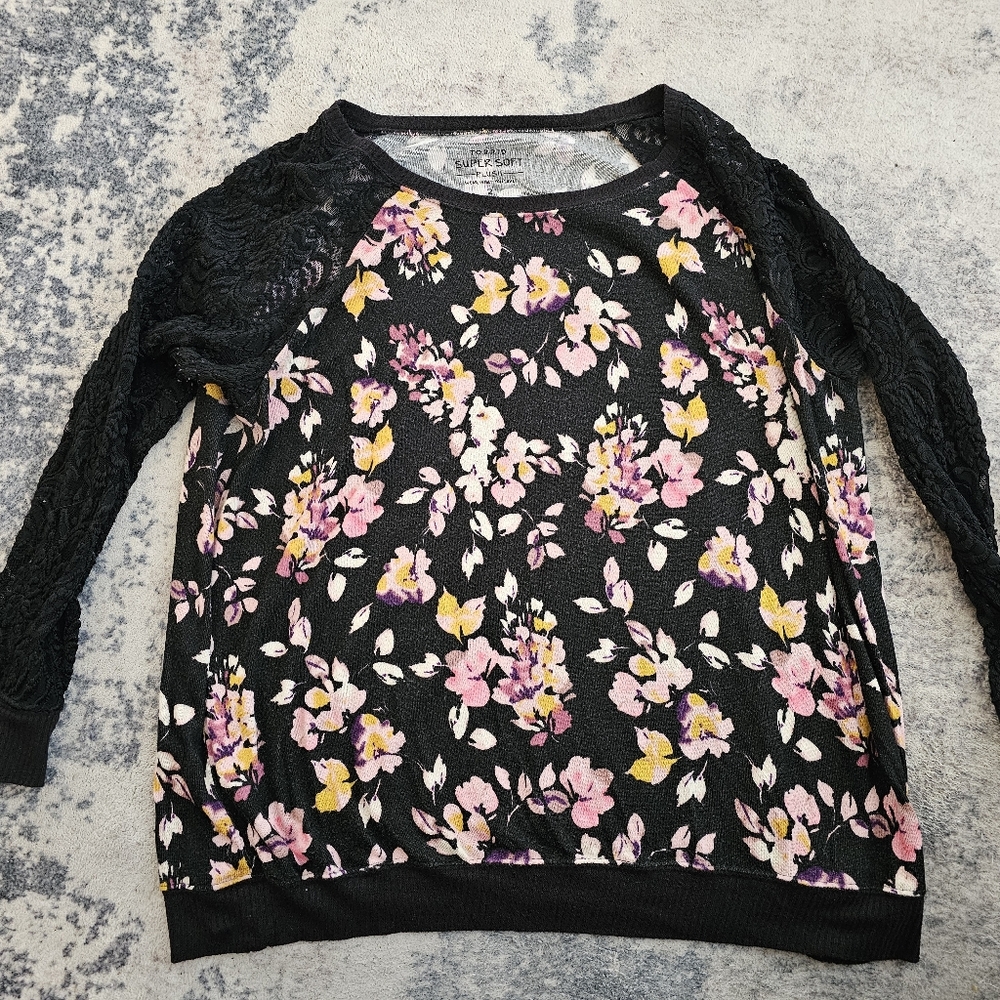 Torrid Super Plush top with stretch lace sleeves. Size 2, 18-20.
